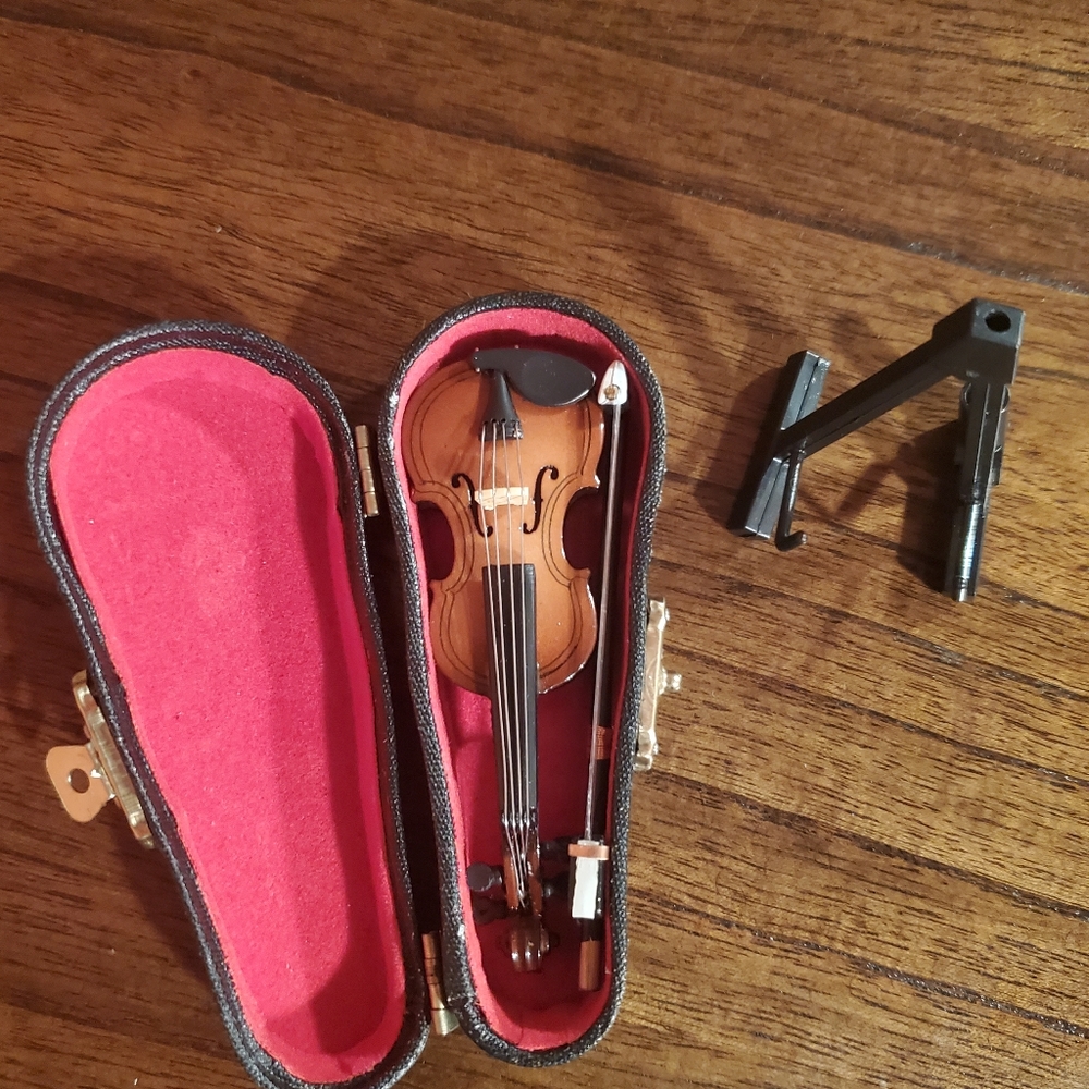 Miniature violin